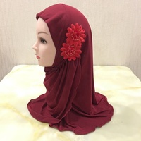 Hijab musulman à quantité minimale de commande basse casquette vente en gros 2-7 ans enfants bébé fille deux fleurs hijabs musulmans pour enfants