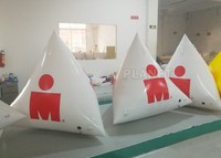 Bouée pyramidale gonflable flottante d'eau de publicité personnalisée en forme de triangle/bouées de natation bouée gonflable pour les marques de course