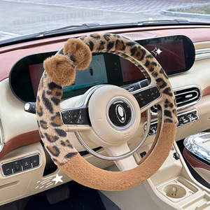 Accessoires d'intérieur <span class=keywords><strong>de</strong></span> voiture Imprimé léopard peluche chaude antidérapante Antigel mains <span class=keywords><strong>Housse</strong></span> <span class=keywords><strong>de</strong></span> <span class=keywords><strong>volant</strong></span> <span class=keywords><strong>de</strong></span> voiture pour femmes - Product Image 2
