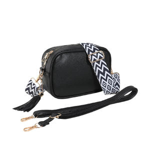 Venta al por mayor de moda Pu tejido bolsas de teléfono móvil con borlas de las mujeres bolsas de mensajero bolsos de hombro personalizados con correas ajustables - Product Image 1