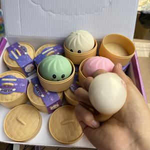 Jouet anti-stress souple en TPR de 5,3 cm en forme de boulette à presser avec panier vapeur Taba Toys - Product Image 4