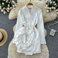 Gaun mini blazer wanita elegan berkerah V-neck tanpa kerah, lengan panjang, pinggang berkerut, dengan detail bunga 3D berumbai untuk musim semi dan gugur