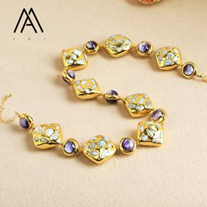 Collier de perles carrées en pierres précieuses Lalima conçu avec un collier de mode en perles de verre violettes - Product Image 2
