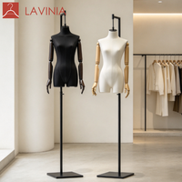 Mannequin professionnel Lavinia en fibre de verre pour la présentation de vêtements, avec bras