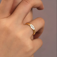 Bague personnalisée avec fleur de naissance, bague empilable délicate, bijoux floraux minimalistes, cadeau pour elle