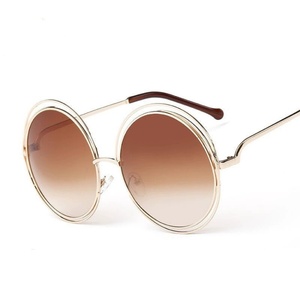 <span class=keywords><strong>Gafas</strong></span> <span class=keywords><strong>de</strong></span> <span class=keywords><strong>sol</strong></span> populares <span class=keywords><strong>de</strong></span> metal redondas con diseño <span class=keywords><strong>de</strong></span> zorro salvaje, lentes degradadas coloridas con revestimiento, protección UV400, montura hueca <span class=keywords><strong>de</strong></span> doble círculo. - Product Image 1