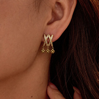 Boucles d'oreilles clous populaires Double X avec breloque trèfle à quatre feuilles entièrement sertie de diamants, plaqué or PVD, strass brillants, bijoux en acier inoxydable pour soirée
