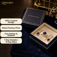 Caja de Regalo de Lujo Personalizada Azul Marino con Bordes Dorados y Tapa y Base Estampadas en Oro, Forrada de Terciopelo, para Joyería