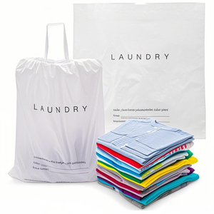 Sac à linge en plastique PE à cordon de serrage à impression personnalisée sacs de lavage jetables pour chambre d'hôtel pour vêtements - Product Image 1