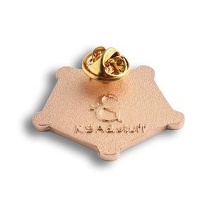 Pin de Esmalte Suave Dorado con Patrón de Grafiti Pentagonal de Marca Privada, Insignia Metálica Personalizada - Product Image 5
