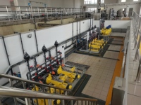 Dispositif de dosage automatique PAC/PAM Chlorinateur de floculant en baril PE avec machine de dosage de dissolution Machines de traitement de l'eau