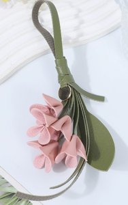 Porte-clés en cuir PU avec fleur d'osmanthus, breloque de sac, pendentif feuille irrégulière, anneau léger pour cadeau et sac - Product Image 3