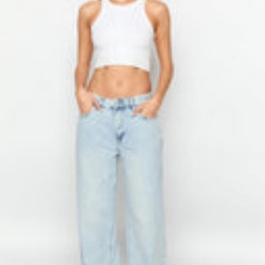 Nouvel Arrivage – Jean Boyfriend Ample Taille Basse en Denim Délavé avec Logo Personnalisé pour Filles - Product Image 2