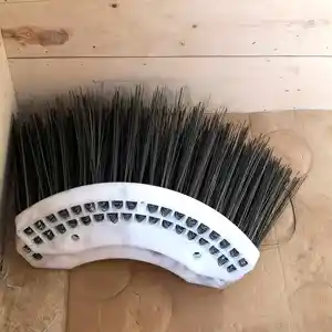 Brosse métallique en acier résistant/brosse de balayage avec tête de balai en plastique blanc pour balayeuse de route