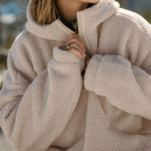 Chaqueta con Cremallera Completa y Logotipo Personalizado de Fábrica OEM, Sudadera con Capucha Gruesa y Peluda de Alta Calidad - Product Image 1