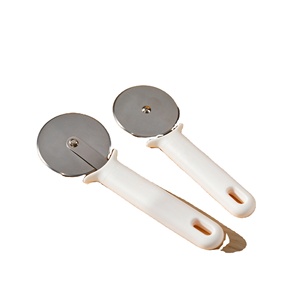 Cortador de Hojaldre Plegable de Acero Inoxidable Pulido Espejo Antideslizante con Mango de Plástico para Pizza y Galletas - Product Image 1