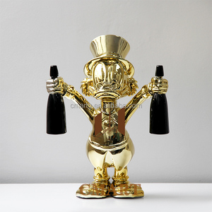 Statue MCduck chromée or, Dagobert Duck avec deux bouteilles, sculpture Pop Art, Alec <span class=keywords><strong>Monopoly</strong></span>, MCduck tenant <span class=keywords><strong>des</strong></span> sacs d'argent - Product Image 1