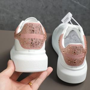 Wholesale Sport Outdoor Designer Luxury Sneakers Retro Unisex Leather Casual Board <b>Shoes</b> Women <b>Shoes</b> Men - Product Image 1