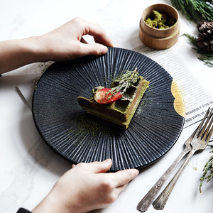 Ensemble d'assiettes en céramique texturée noire de luxe avec bordure dorée, assiettes de qualité commerciale pour steak, desserts et banquets de mariage - Product Image 4