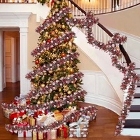Nouvelles décorations de Noël : guirlandes en tinsel, chaussettes du Père Noël, bonbons en forme d'homme en pain d'épices, guirlandes suspendues pour fête de Noël