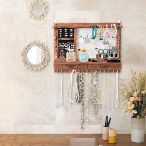 Organisateur de bijoux mural en bois personnalisé avec étagère en maille et tiroirs pour colliers, bracelets, boucles d'oreilles et bagues - Product Image 4