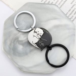 Porte-clés créatif en acier inoxydable avec chat noir et blanc de dessin animé, petit pendentif gravé avec le nom, idéal pour les meilleurs amis ou les couples - Product Image 1