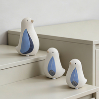 Fournisseur de décoration intérieure, statue d'oiseau en céramique faite à la main, ornement d'oiseau en porcelaine mouchetée bleu bicolore pour boutique de cadeaux en gros