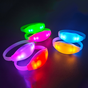 Trang trí sự kiện 4 đèn Led điều khiển từ xa dây đeo cổ tay phát sáng, ánh sáng lên tùy chỉnh DMX điều khiển LED dây đeo cổ tay - Product Image 5