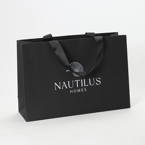 Bolsa de papel de compras al por menor vestidos ropa regalo laminado lujo negro logotipo de marca impreso personalizado con asa de cinta - Product Image 1