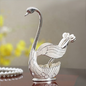 หงส์ยืนทำอาหารห้องครัวร้านอาหารภาชนะบนโต๊ะอาหารผู้ถือช้อน - Product Image 2