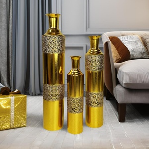 Lander Lot de 3 Grands Vases de <span class=keywords><strong>Sol</strong></span> Décoratifs Européens en Métal Doré Faits <span class=keywords><strong>à</strong></span> la Main - Product Image 2