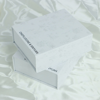 Boîte cadeau magnétique en carton rigide blanc avec logo personnalisé, forme livre, avec gaufrage pour poudre libre, crème pour le visage, vernis à ongles, huile et produits pour les yeux