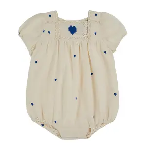 贴牌法国婴儿服装舒适象牙棉纱布婴儿连衫裤带刺绣心形