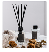 Vente en gros bouteille en verre décorative de marque privée sans feu ensemble de bâtons de diffuseur de parfum d'arôme floral transparent unique