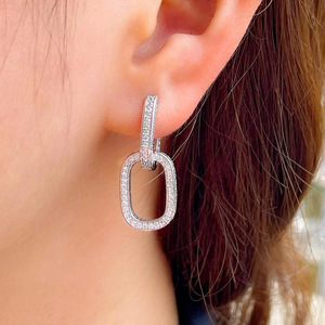 Orecchini a Perno Minimalisti con Taglio Rotondo per Donne, Elegante Gioiello di Moda per Uso Quotidiano, Idea Regalo - Product Image 3