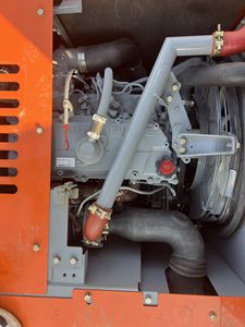 Excavatrice Hitachi Zaxis 200 couleur orange avec système de chenilles et capot ouvert - Product Image 5