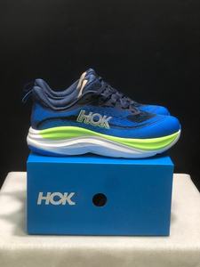 รองเท้ากีฬาดีไซน์หรูสำหรับผู้ชาย แบบสวม ระบายอากาศได้ดี ซับเหงื่อ ป้องกันกลิ่นอับ พร้อมระบบรองรับแรงกระแทก - Product Image 4