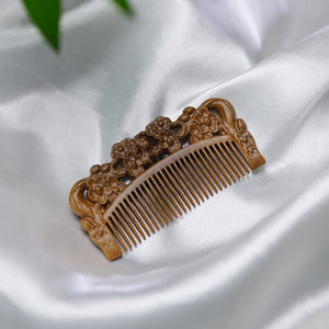 Pettine in Legno di Sandalo Dipinto e Intagliato a Mano, Moderno ed Ecologico, Portatile per Viaggi - Product Image 1