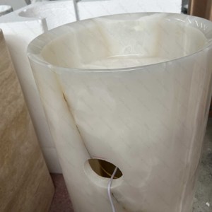 Lavabo a colonna in onice bianco naturale per illuminazione all'ingrosso, lavabo di lusso in onice autoportante per bagno di villa - Product Image 5
