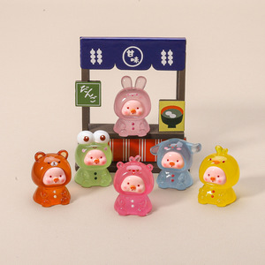 Ornements en résine de cochon rouge vif phosphorescents, accessoires de bijoux DIY de style dessin animé pour voiture et sacs surprises - Product Image 1
