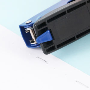 دباسة معدنية من فوسكا بسعة تدبيس 20/30 ورقة مع أداة إزالة مدمجة وسندان دوار للتدبيس المؤقت والدائم - Product Image 3