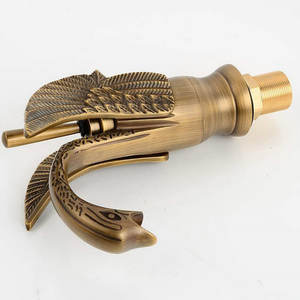 Grifo de Lavabo Europeo Antiguo de Cobre, Mezclador de Agua Fría y Caliente con Diseño Animal, Grifo de Lavabo para Encimera - Product Image 5