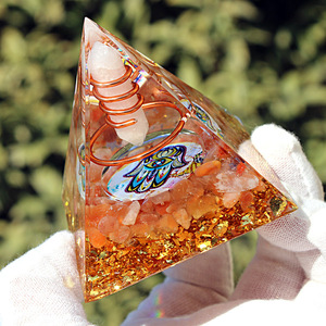 Pyramide en résine époxy cristalline avec bobine de cuivre et pilier en cristal, décoration de maison, ornement de bureau - Product Image 3