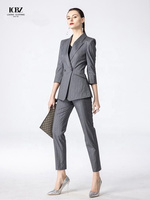 Costumes d'affaires pour femmes à rayures gris foncé personnalisés Costume de travail professionnel avec décoration de bouton Nouvelle méthode de tissage non tissé