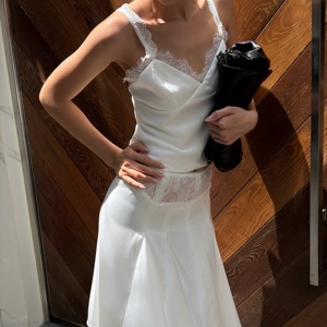 Conjunto de 2 piezas de satén blanco para mujer, top camisero con cuello en V de encaje, falda midi de cintura alta con paneles de encaje, conjunto a juego para vacaciones y bodas - Product Image 3