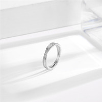 Bague unisexe en acier inoxydable style japonais et coréen, sertie de zircons entrelacés, design de niche, allure haut de gamme, tendance et populaire