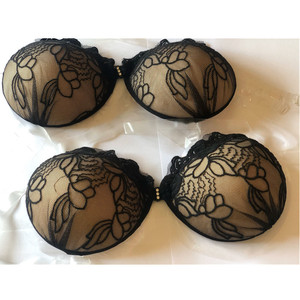 Reggiseno invisibile in silicone a forma di mano, sexy con superficie in pizzo, biadesivo con alette trasparenti - Product Image 2
