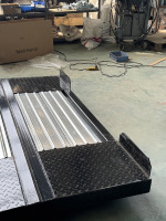 Élévateur de voiture monopoteau hydraulique à poutre cantilever solide et empileur de stockage pour des solutions de stationnement de voitures efficaces