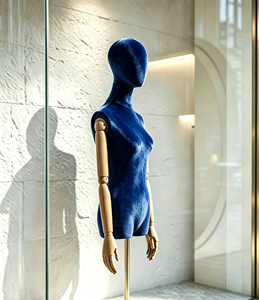 Manichino Femminile di Lusso <span class=keywords><strong>in</strong></span> Velluto, Braccia Articolate <span class=keywords><strong>in</strong></span> <span class=keywords><strong>Legno</strong></span>, Supporto Dorato, Modello Torso per Vetrine di Negozi di Abbigliamento - Product Image 3