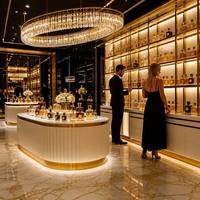 Comptoir de présentation de parfums de luxe avec finition dorée et vitrine en verre pour boutique de parfums